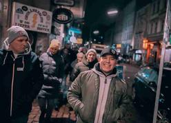 Beste Reeperbahn Touren - Kiez Tour mit Daniel Schmidt - Wirt des Elbschlosskellers und Gästen